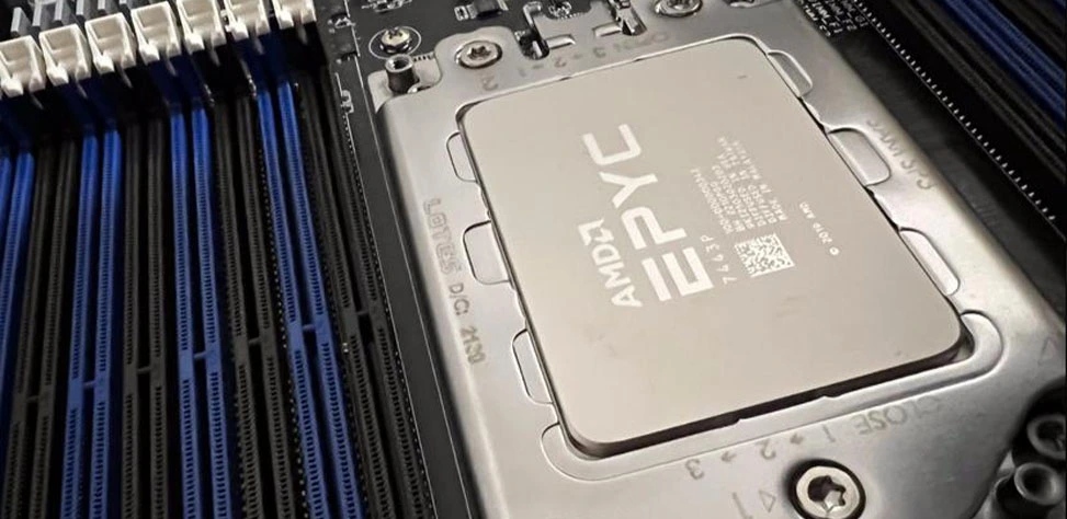 Nahaufnahme eines AMD EPYC-Prozessors auf einem Server-Mainboard, neben mehreren blauen und schwarzen RAM-Steckplätzen.