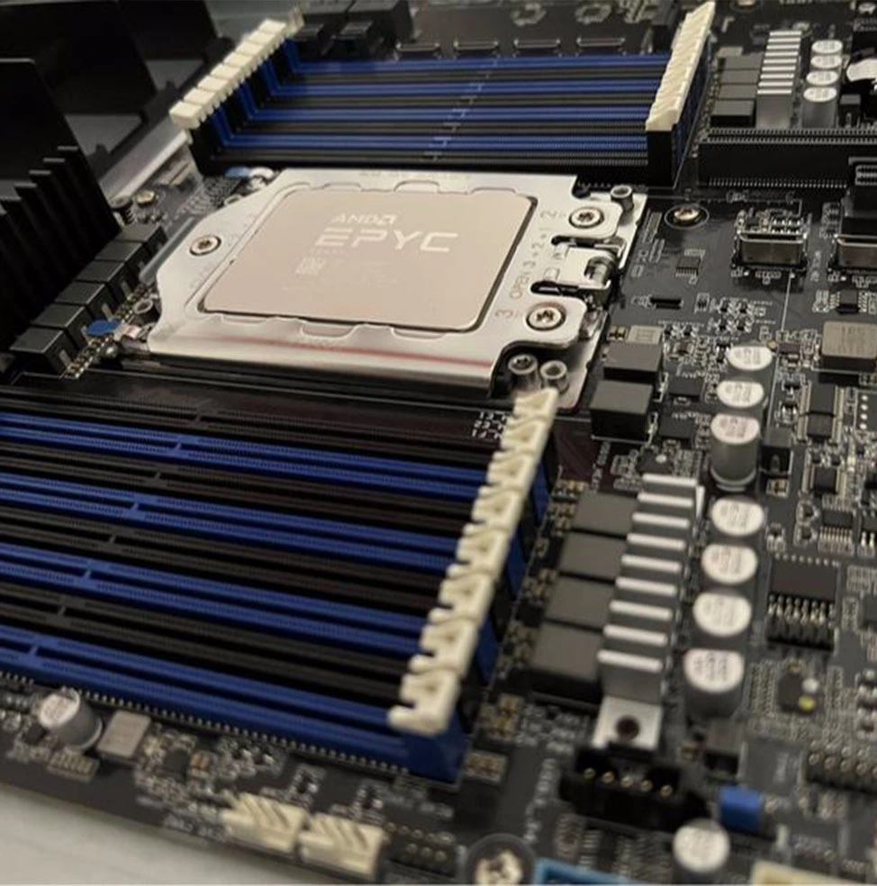Weitere Nahaufnahme eines AMD EPYC-Prozessors auf einem Server-Mainboard, neben mehreren blauen und schwarzen RAM-Steckplätzen.
